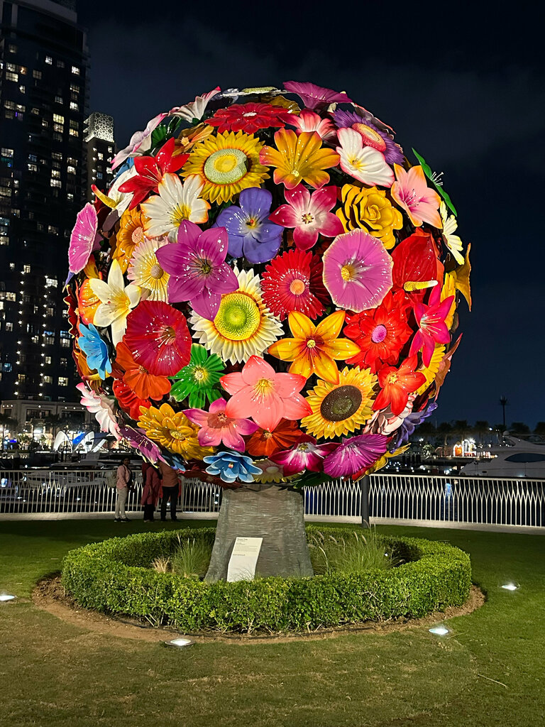 Genre sculpture Flower Tree, Dubai, photo