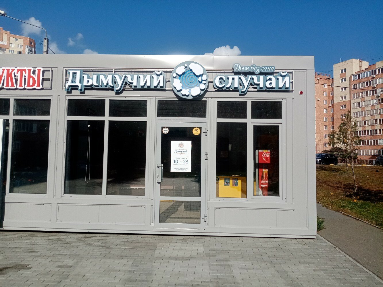 Jamoat sohilida yalangoch qiz