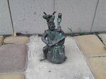 Пчёлка музыкант (улица Пушкина, 3), escultura de genero