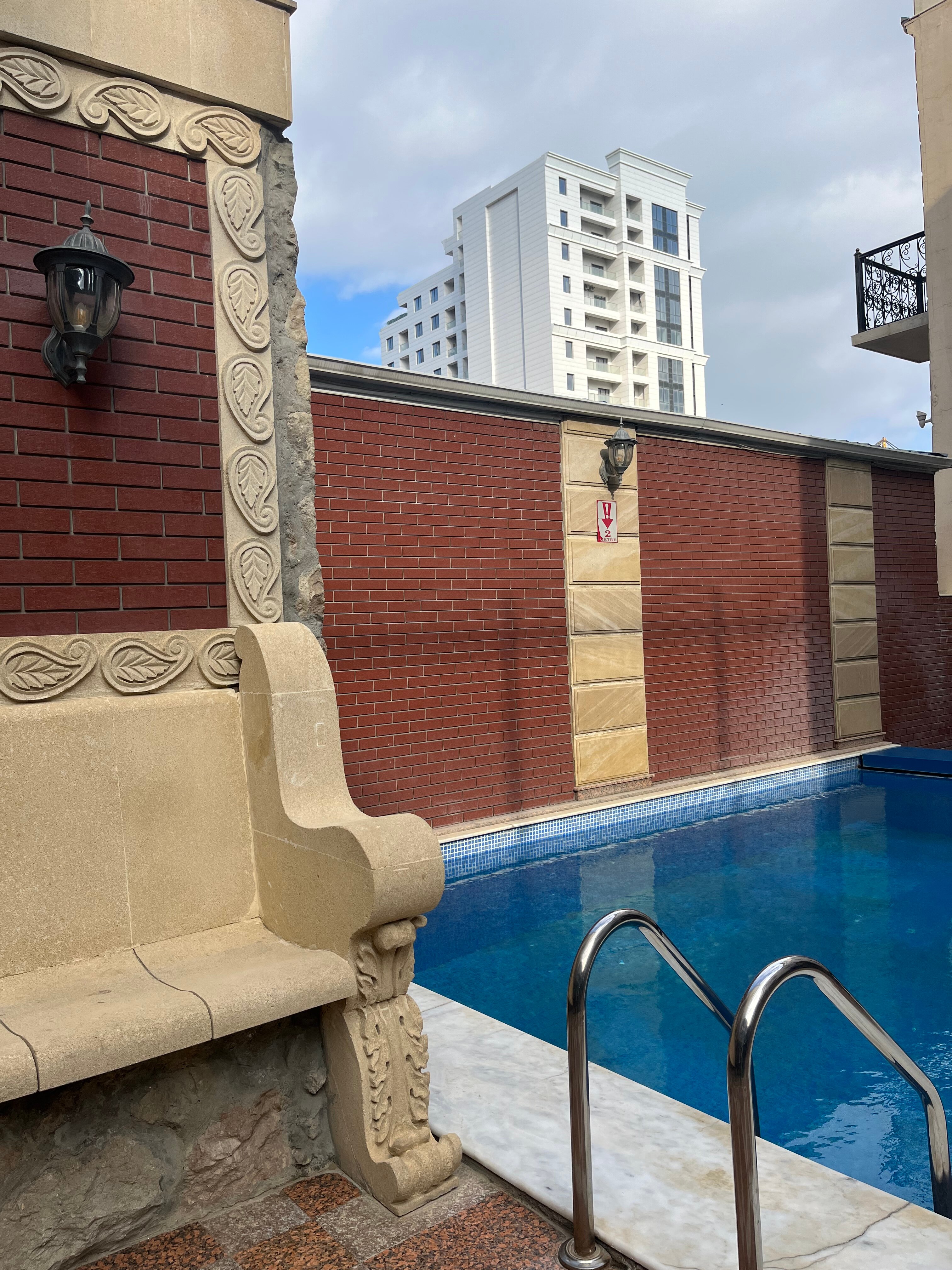 Фото East Legend