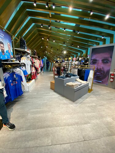 Adidas, спортивная одежда и обувь, эмират Дубай, Дейра, Дубаи Интернешнл Эйрпорт, Airport Road, 48A — Яндекс Карты