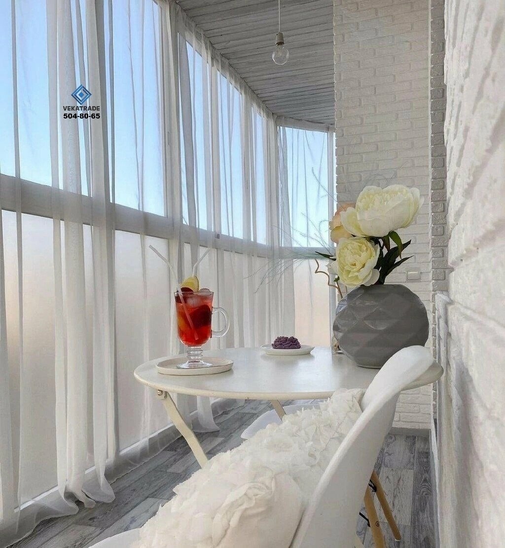 Уютный балкон с шторами