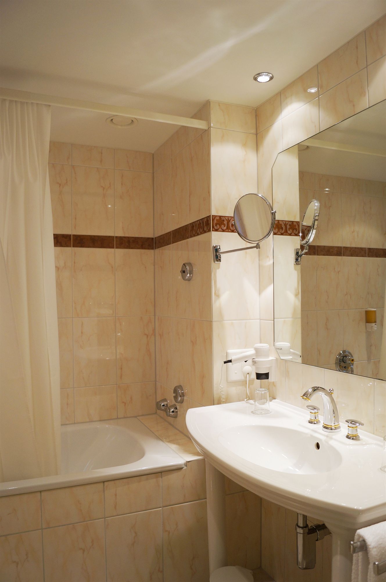 Фото Engimatt City & Garden Hotel