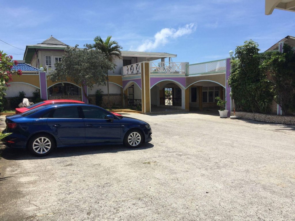 Фото Cariblue Beach Hotel and Scuba Diving Resort