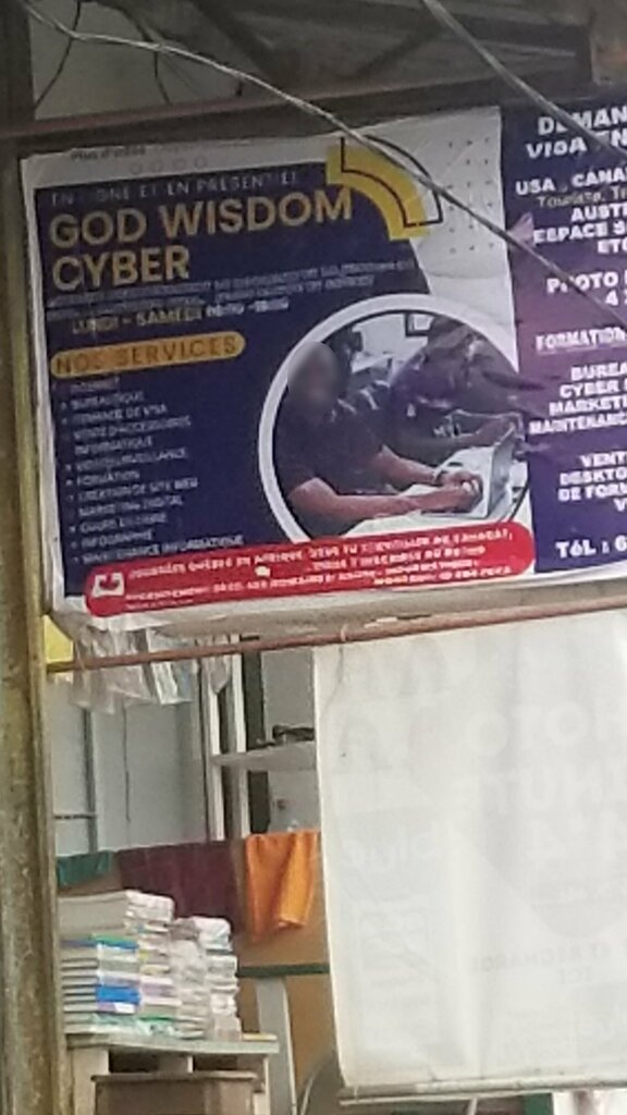 Internet cafe God Wisdom Cyber, Douala, photo