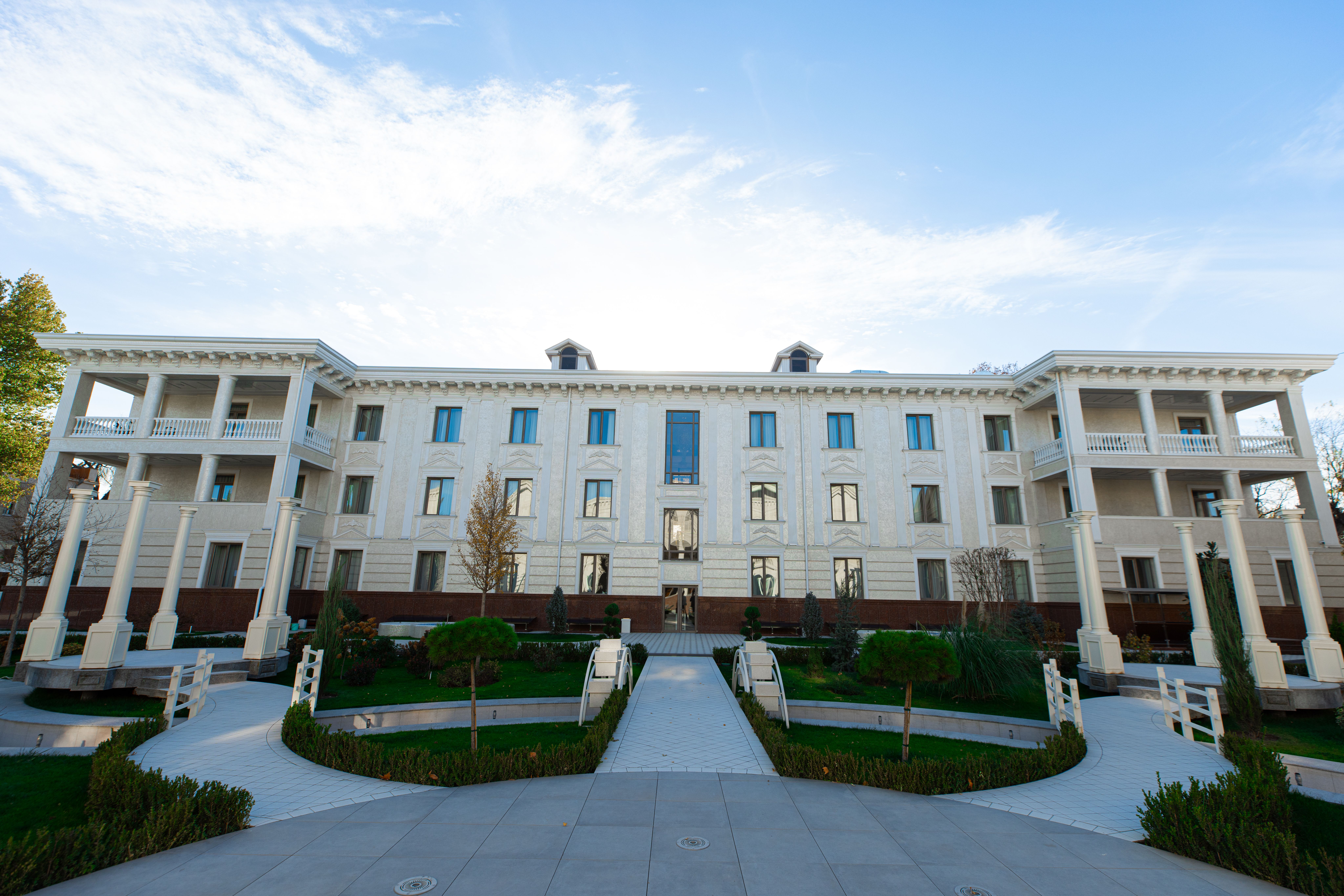 Фото Zarafshon Parkside Hotel