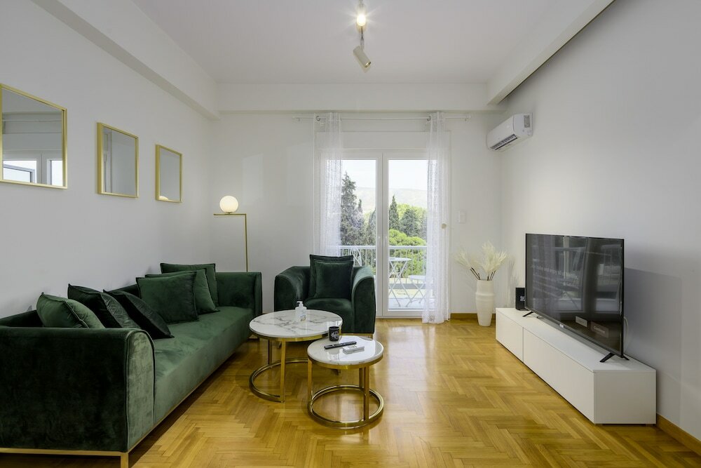 Фото Lush Emerald apt in the heart of Athens