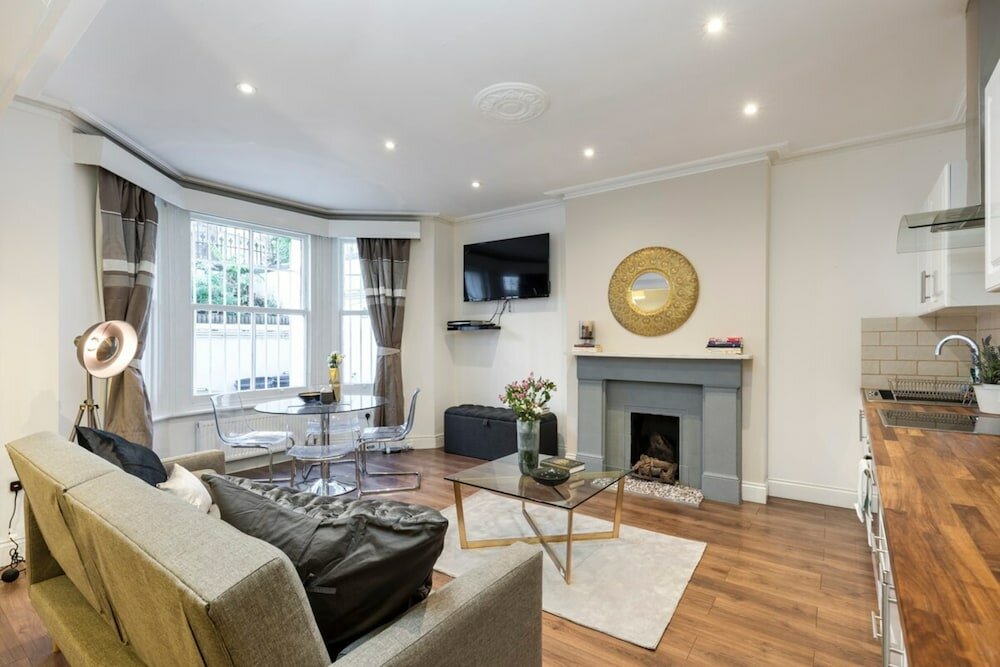 Фото Bright and Modern 2 Bedroom Apartment in Earl's Court