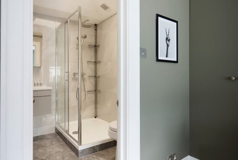 Фото The South Kensington Wonder - Trendy 3bdr House With Garden