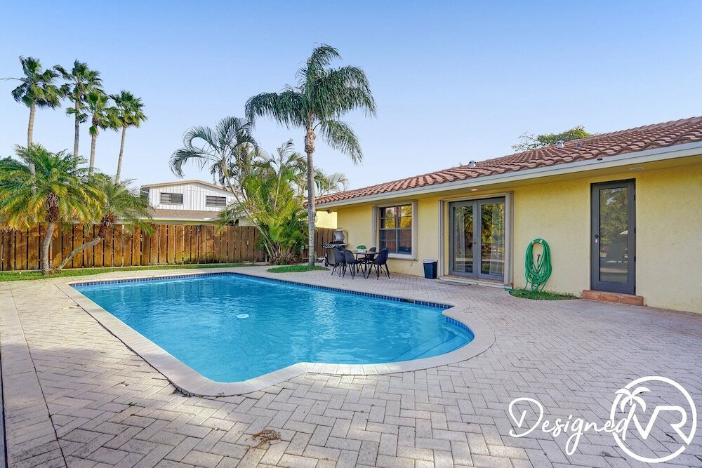 Фото Stunning Waterfront 3br with Heated Pool