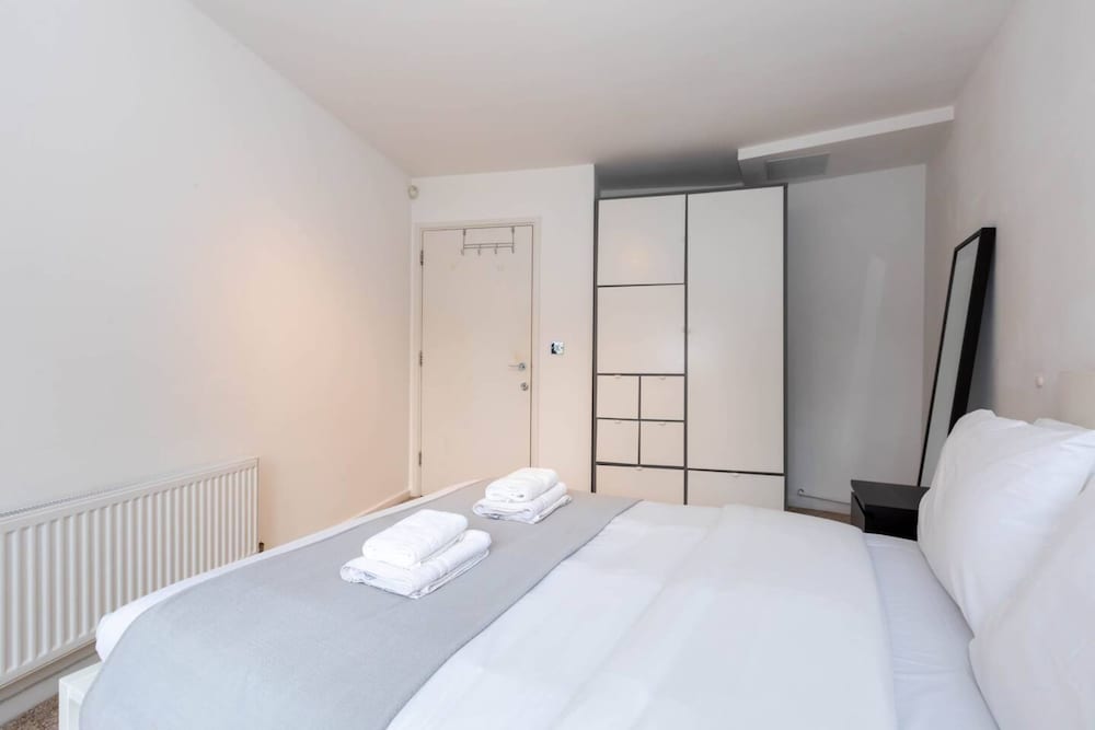Фото Radiant 2 Bedroom Apartment in East London