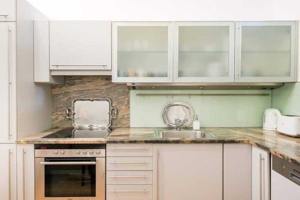 Фото Luxurious and Bright, 5 min walk to city center