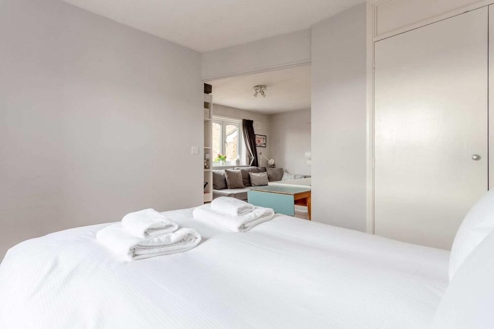 Фото Chic and Cosy 1 Bed Flat in Nw-london