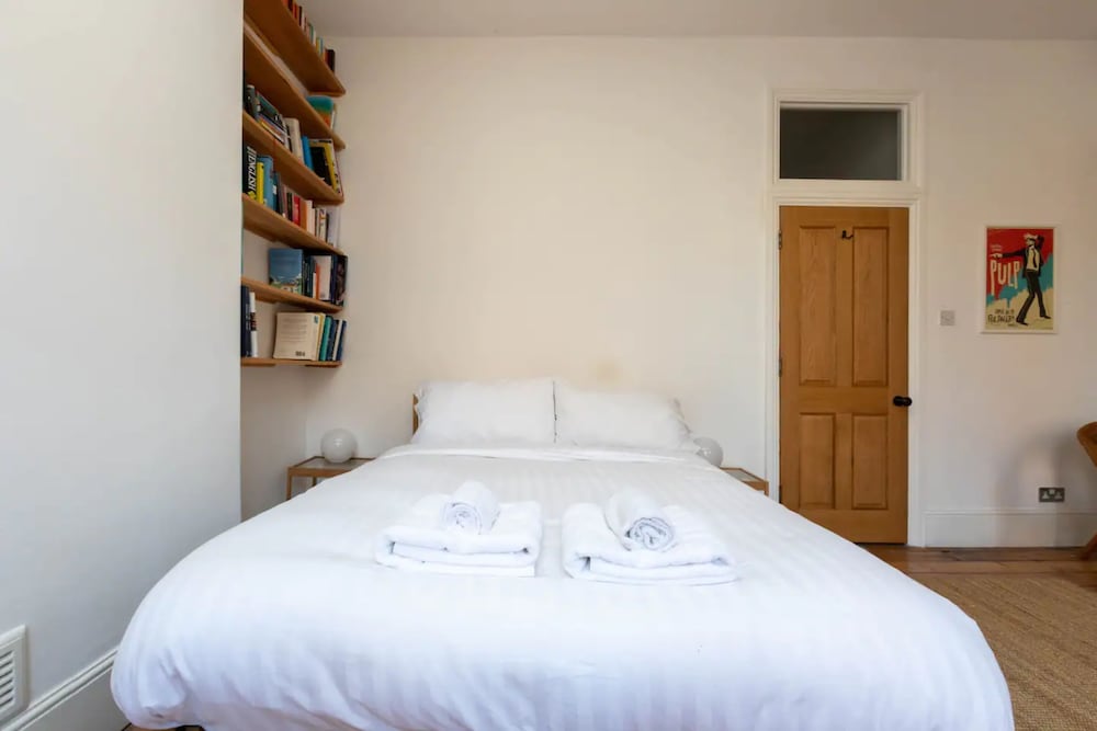 Фото Spacious and Bright 2 Bedroom Flat in Kentish Town