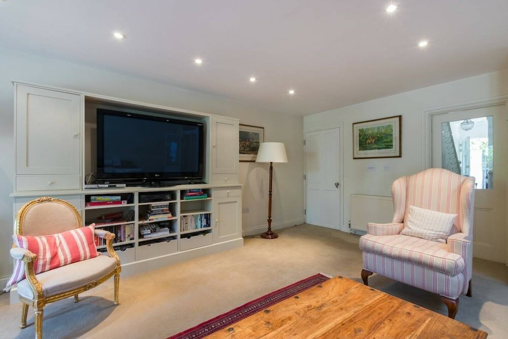 Фото Traditional 5 Bed Family Home Near theTube