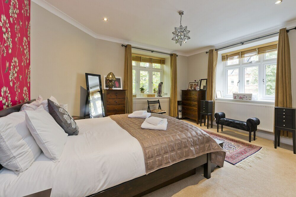 Фото Delightful Apartment in Prime Location Near Hampstead Heath by Underthedoormat