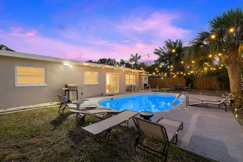 Фото New Mid Century Modern Largo Retreat