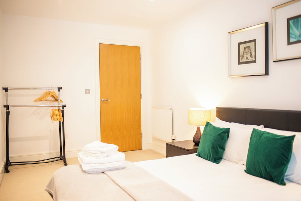 Фото Capacious Two bed Apt in Canary Wharf