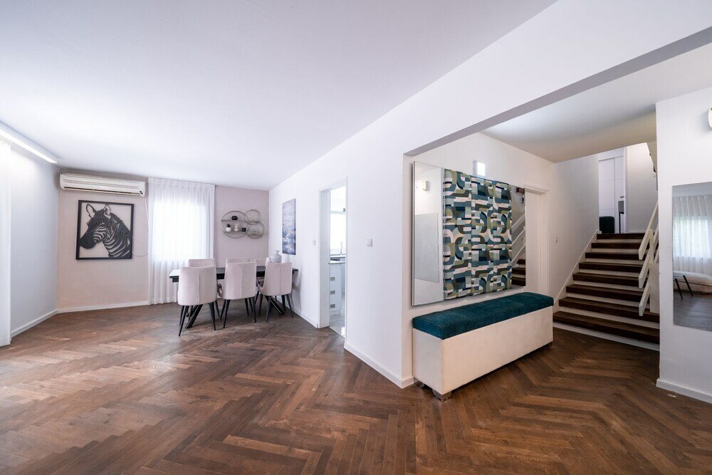 Фото Spacious 4bd House w Pool in Hezliya