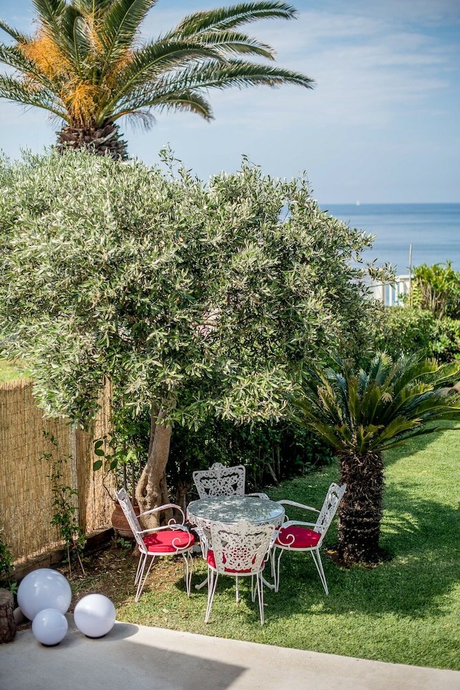 Фото Oikia Eleanthi - Beachfront Garden Home