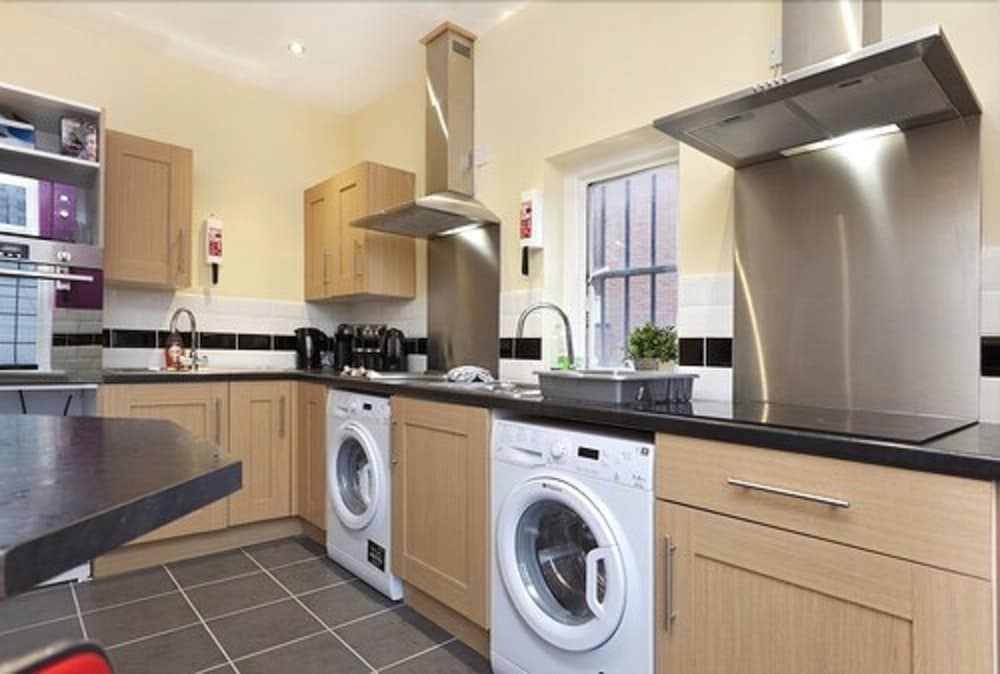 Фото Victoria Centre Apartments & Annexe