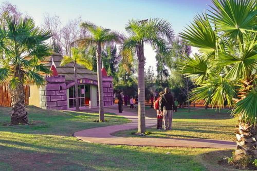 Фото Howard Johnson by Wyndham San Pedro Resort & Marina