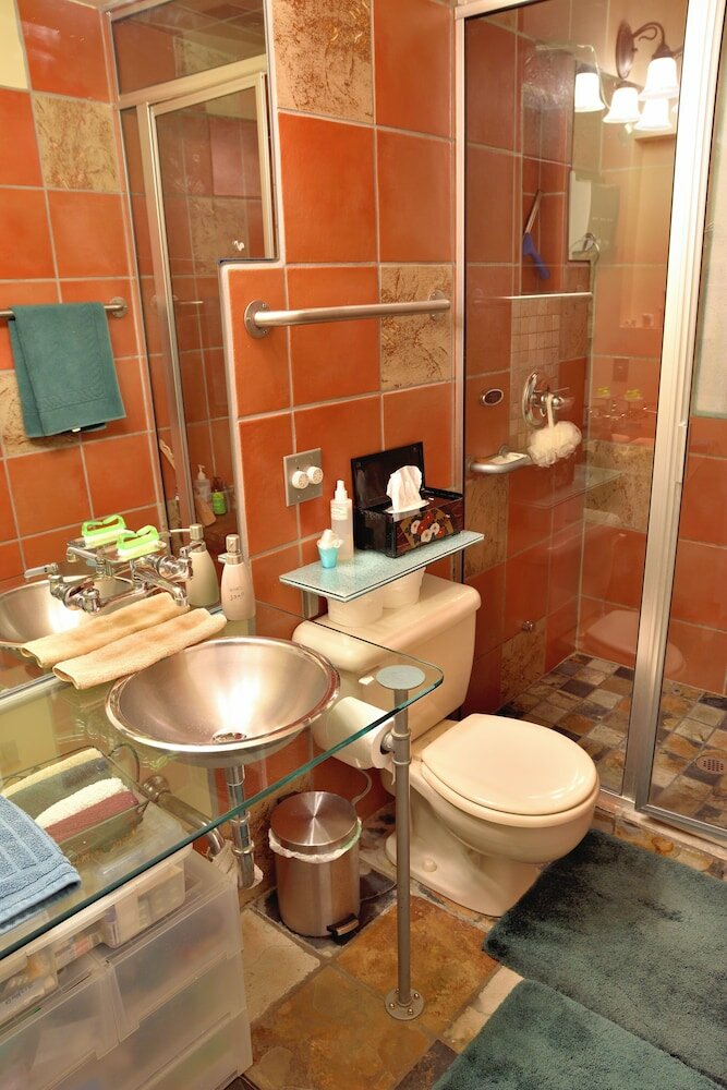 Фото Mediterranean Edmonton BnB