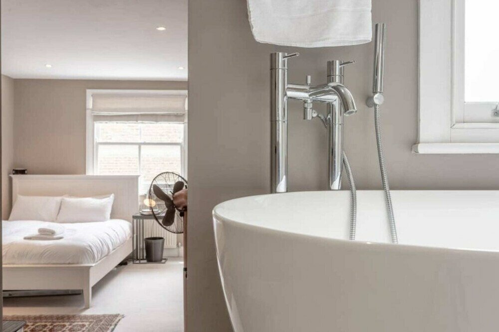 Фото Contemporary 2bd Flat w Patio, Clapham!