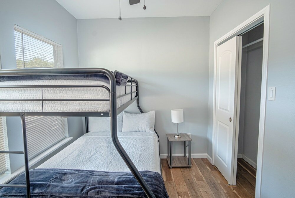 Фото Magnificent Large Home Near Downtown