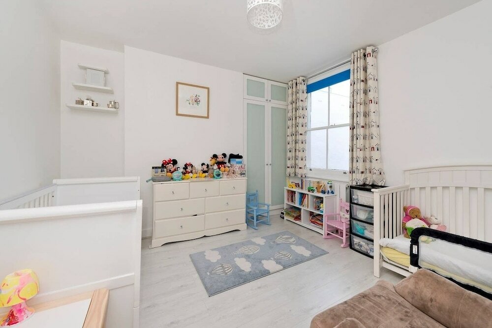 Фото Bright & Spacious 5 Bed House in Charming Putney