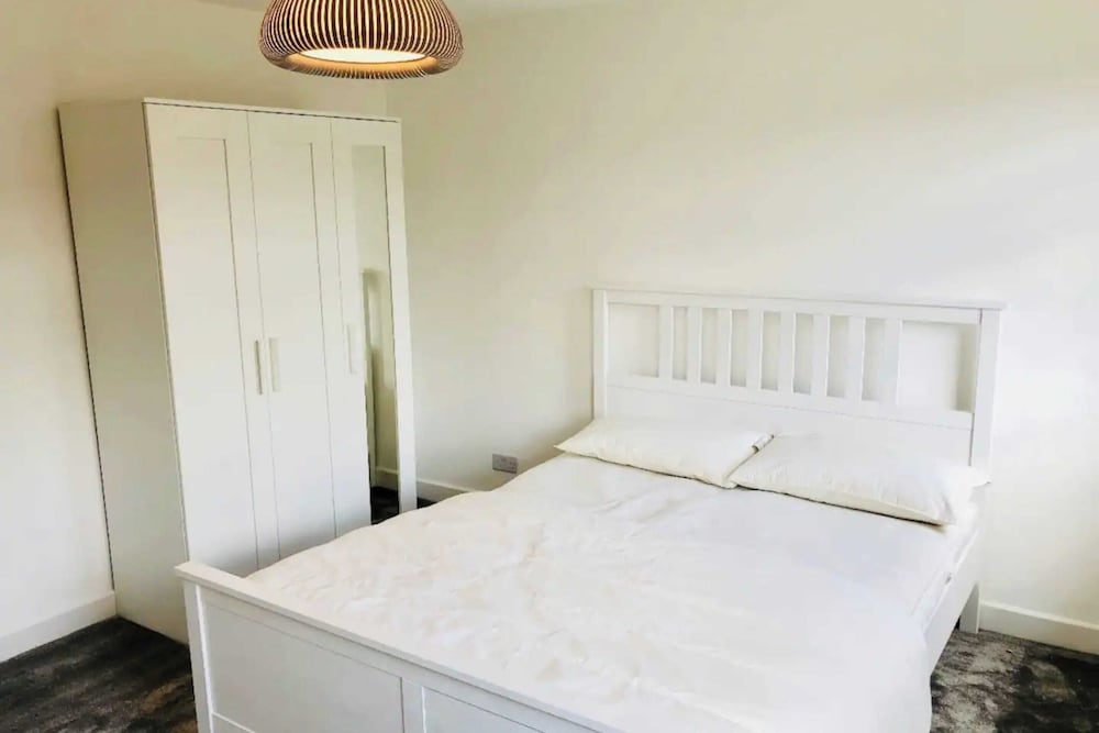 Фото Sunny 3bd House W/private Garden - Wapping!