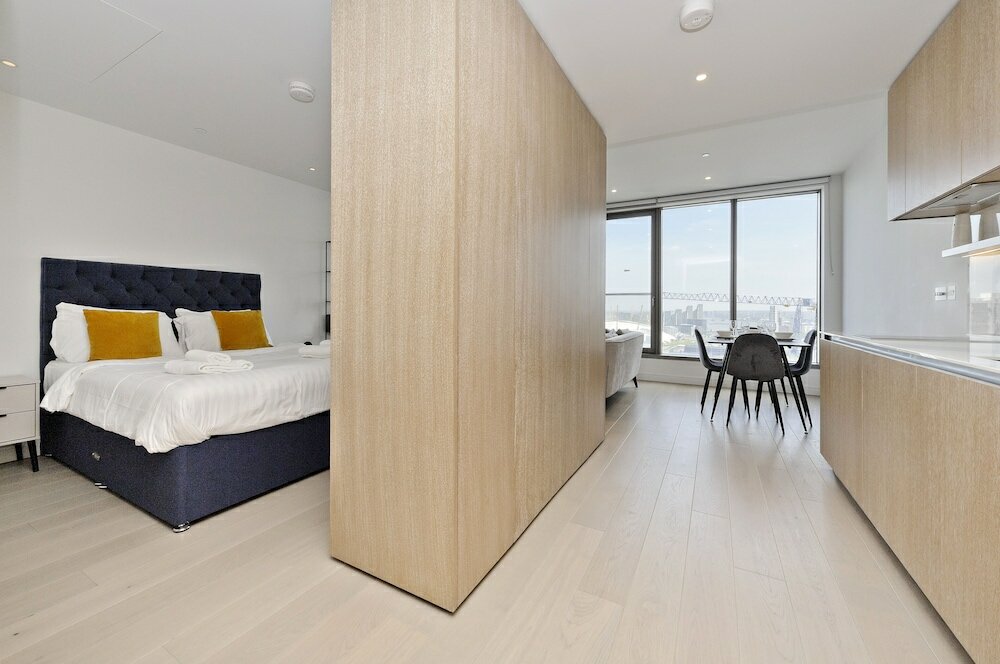 Фото Luxury Waterfront Studio in Canary Wharf by Underthedoormat