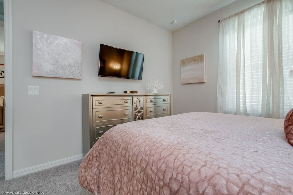 Фото Spectacular 6 Bedroom 5 Bathroom House