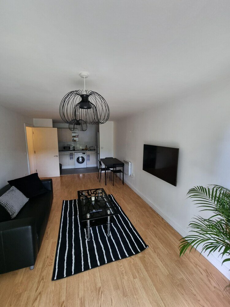 Фото London City Stays - Modern 2 Bedroom Apartment With Free Parking And Gym Access