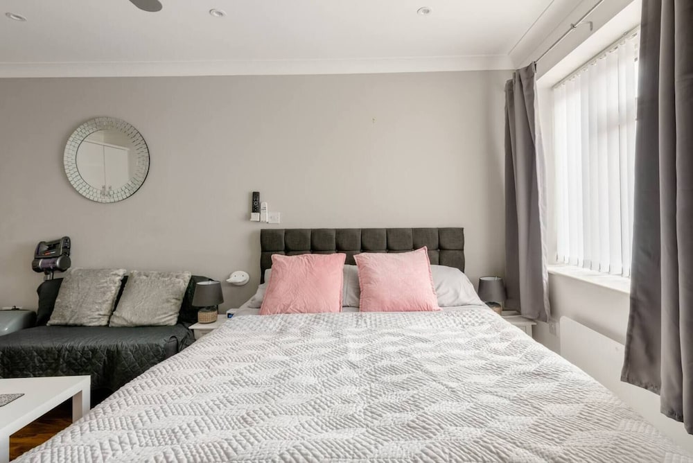 Фото Private Self-contained Annex With Wifi & Parking