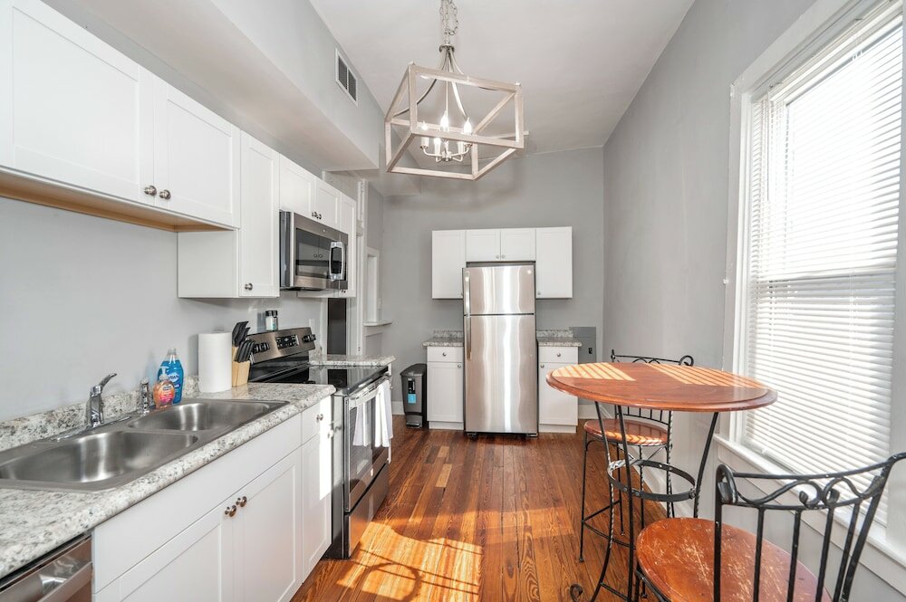 Фото Suites on Main 3