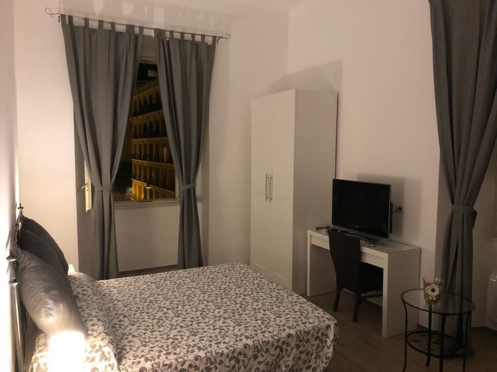 Фото White King Rooms