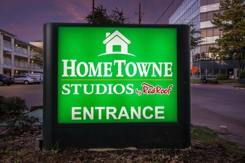 Гостиница HomeTowne Studios by Red Roof Houston - Northwest