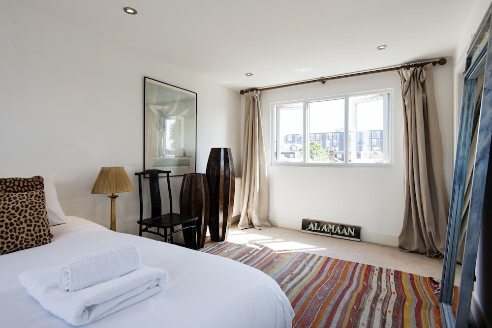 Фото Exquisite East Acton Home Close to Shepherds Bush by Underthedoormat