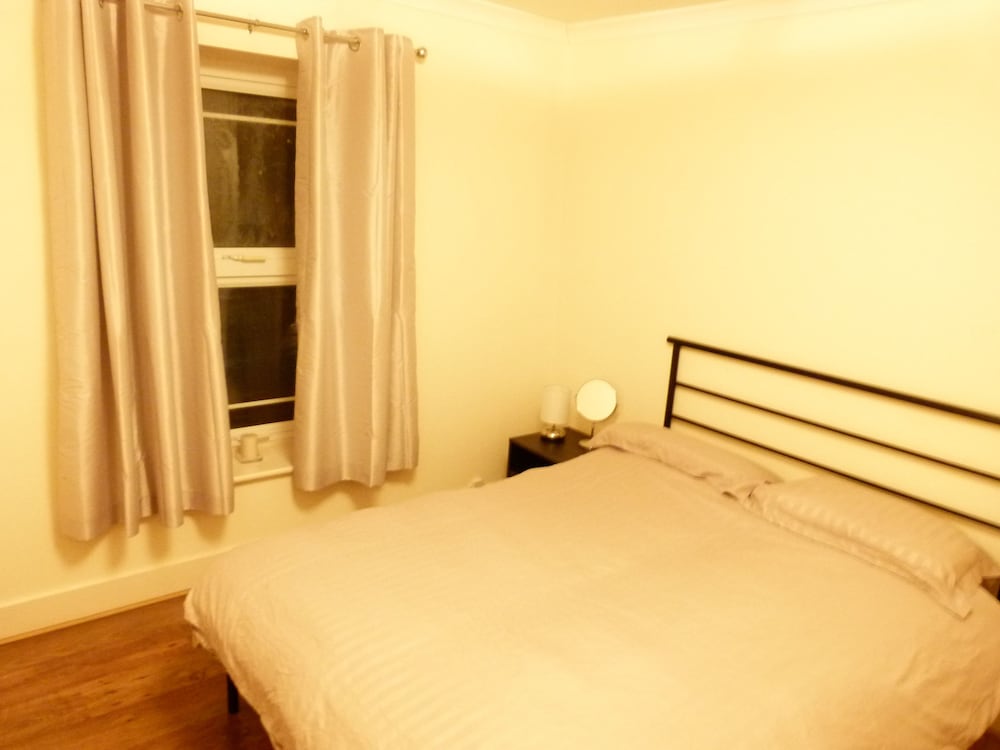 Фото Ss Property Hub - Canary Wharf Family Apartment