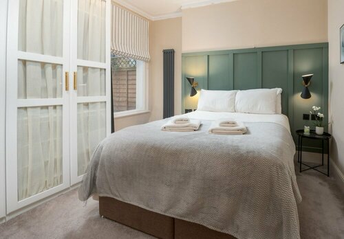 Spacious two Bedroom Maisonette With Private Garden in Balham by Underthedoormat