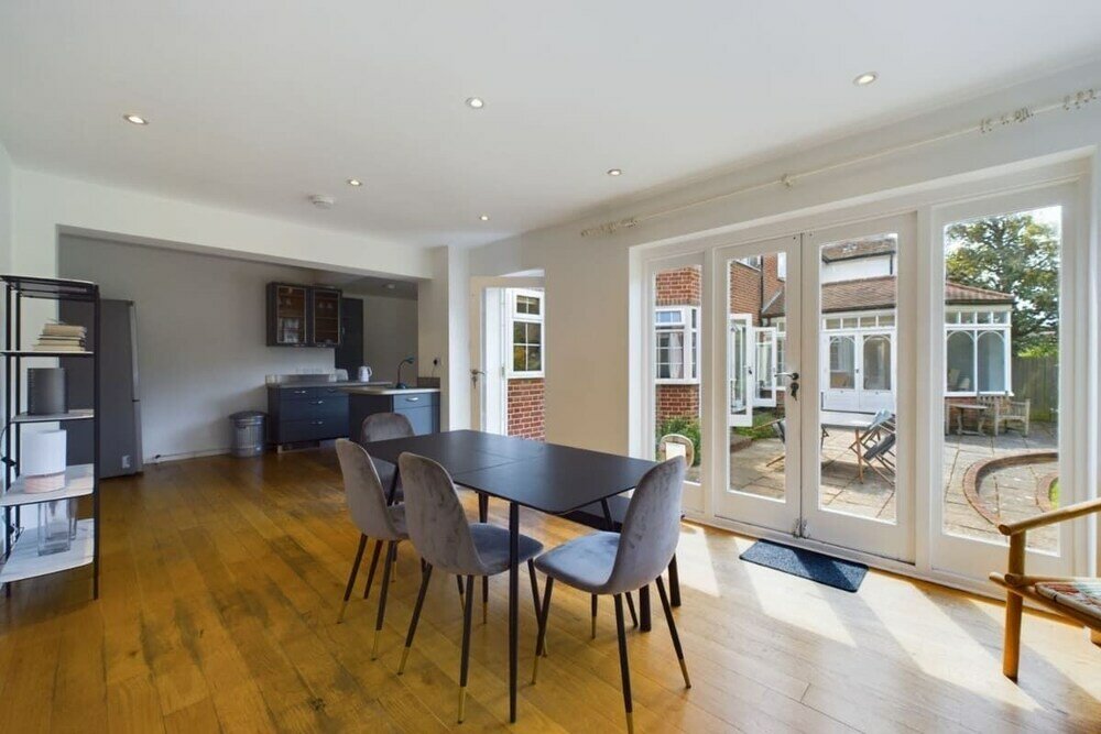 Фото The Richmond Park Hideaway - Cozy 5bdr House With Garden + Rooftop Terrace