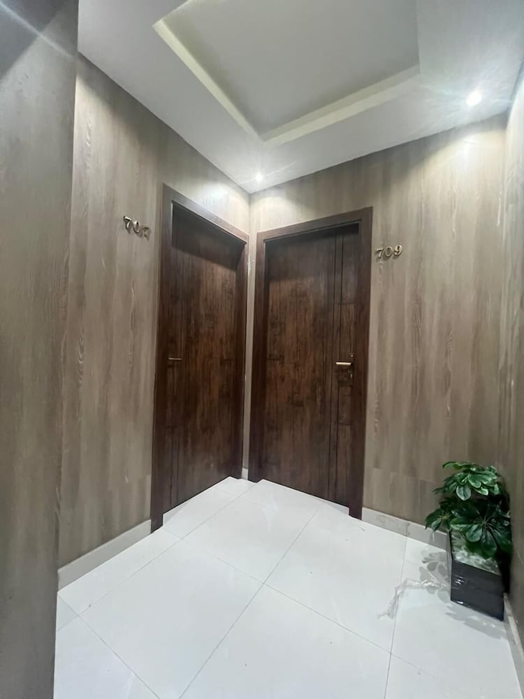 Фото Rotana Palace Suites