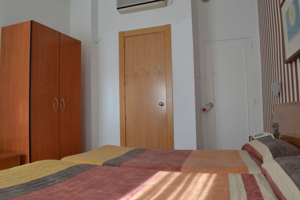 Фото Hostal Cataluña