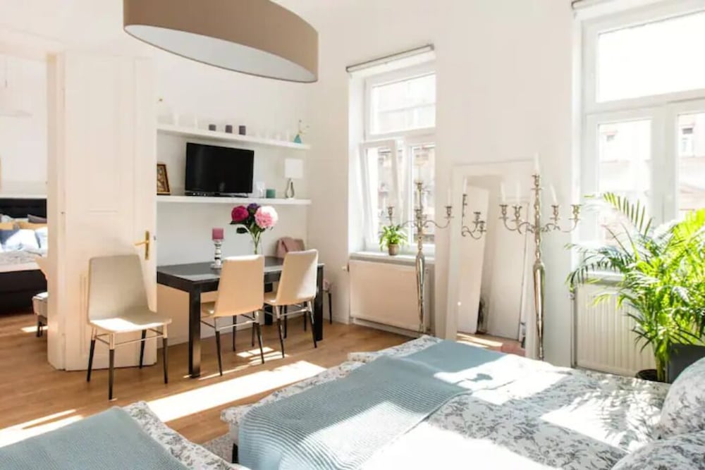 Фото Luxurious and Bright, 5 min walk to city center