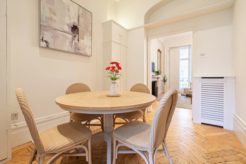 Фото Beautiful Belgravia Apartment by Underthedoormat
