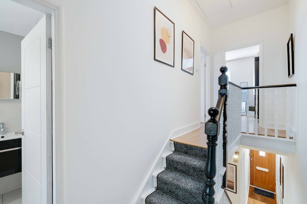 Фото Luxury 3 Bedroom 2 Bathroom House Fulham