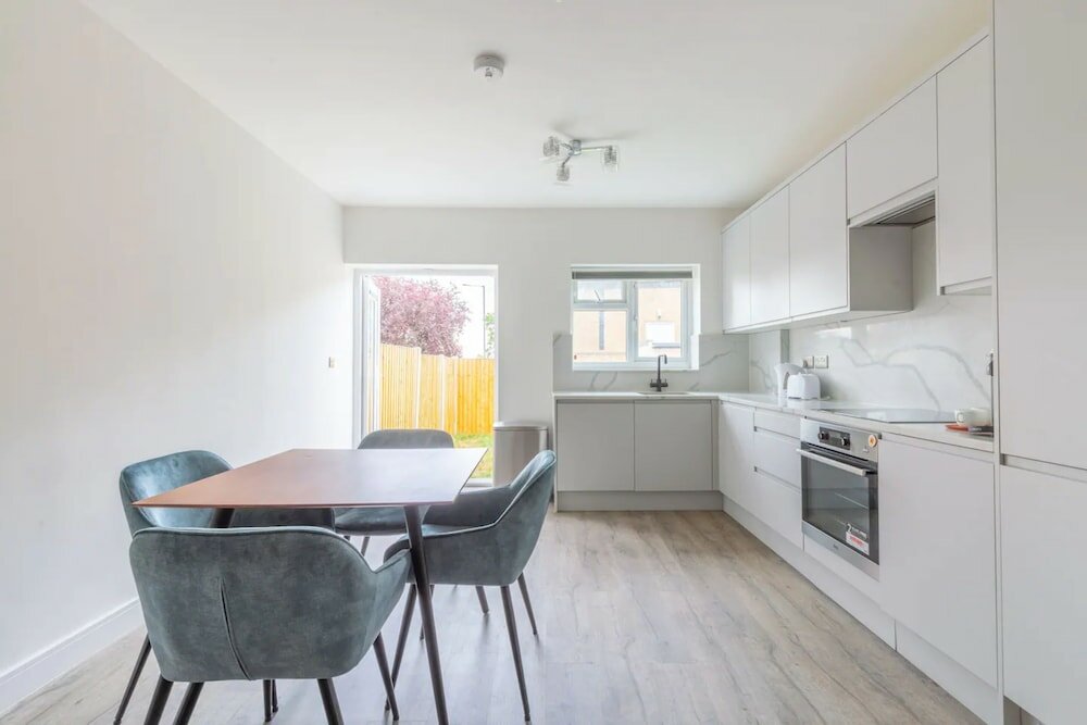 Фото Contemporary 2 Bedroom in West London