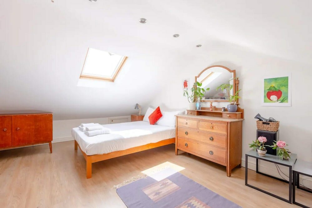 Фото Beautiful 2bd House With Garden - Stoke Newington