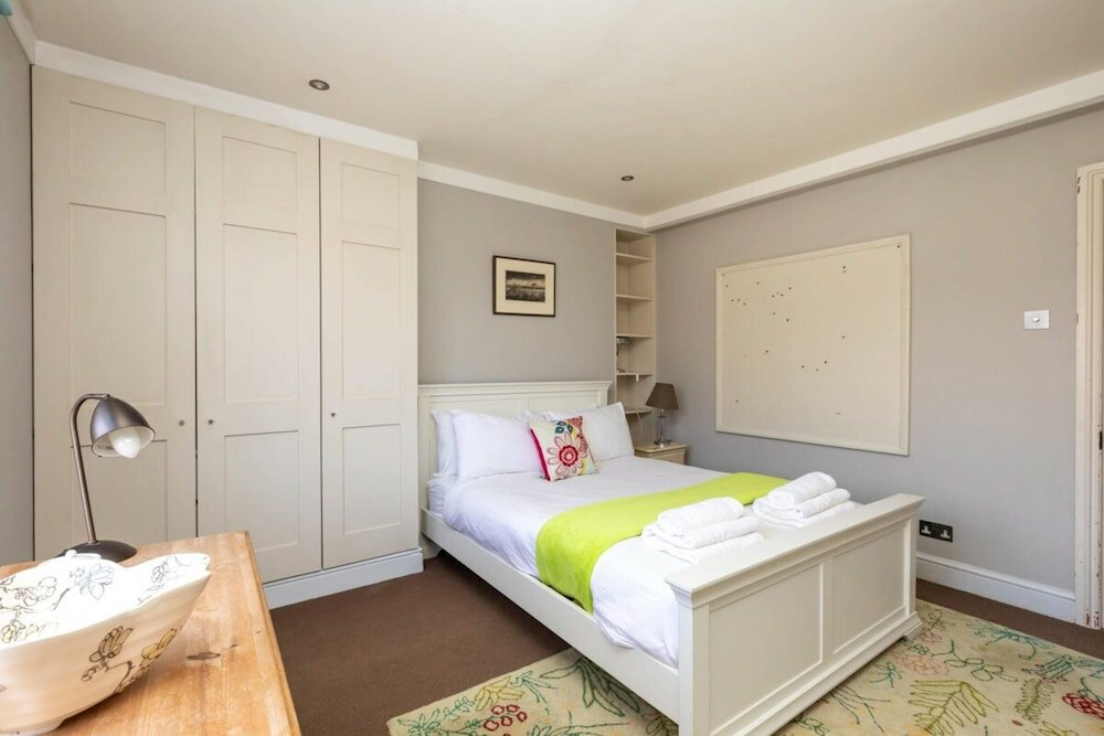 Фото Incredible 5 Bedroom House W/private Garden -wandsworth!